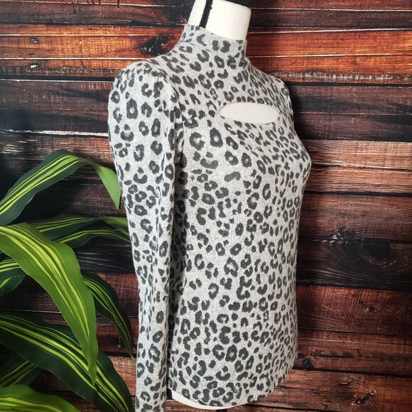 NWT No Frills LA Top M Soft Rayon Long Sleeve Cutout Leopard Gray - Picture 2 of 11